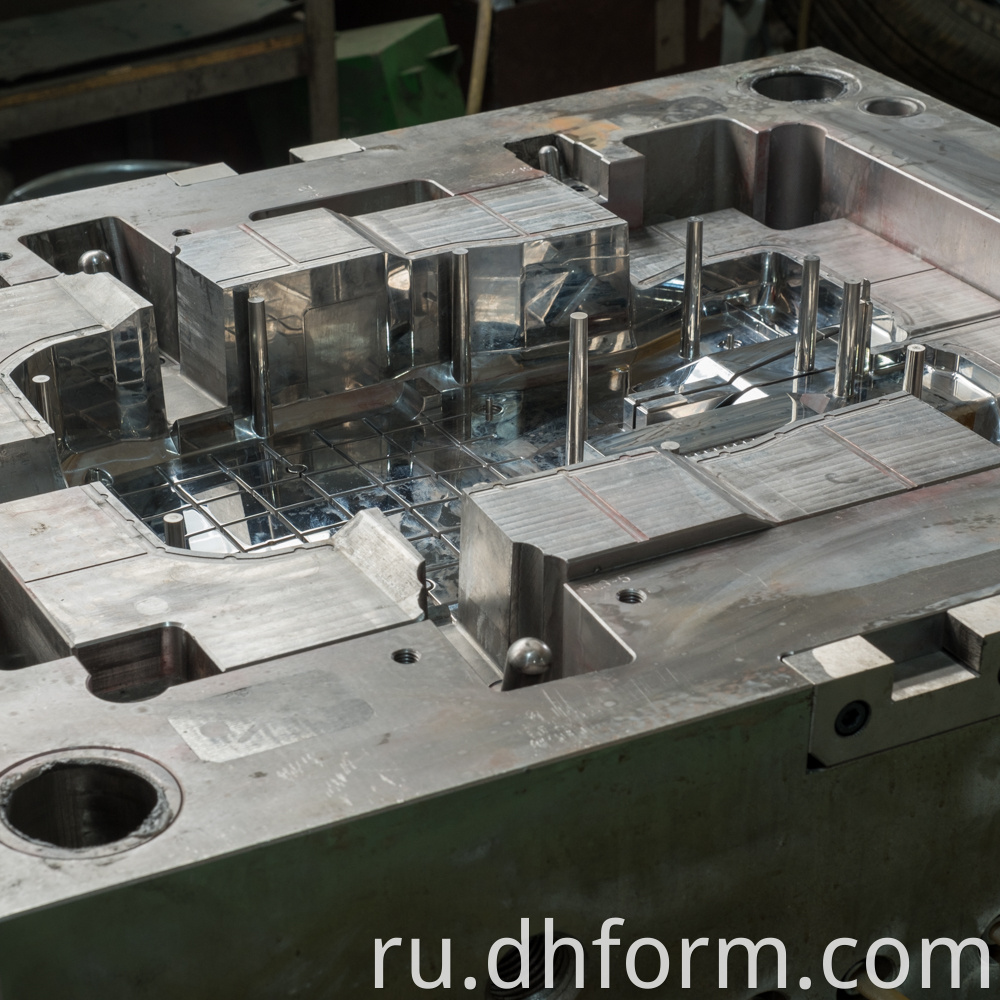 Plastic injection mold